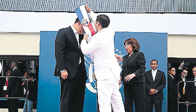 En el estadio Rommel Fernández, el presidente de la Asamblea Nacional, Adolfo Valderrama, juramenta a Juan Carlos Varela como presidente constitucional de Panamá para el periodo 2014-2019
