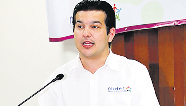 Luego de revelarse que el sobrino del ministro de la Presidencia, Álvaro Alemán, era su asistente con un salario de 5 mil dólares, Jaime Alemán renuncia a su cargo ante este escándalo de nepotismo.