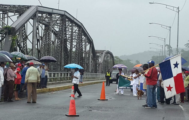 Jubilados Y T Cnicos En Enfermer A Cierran Puente Sobre El R O