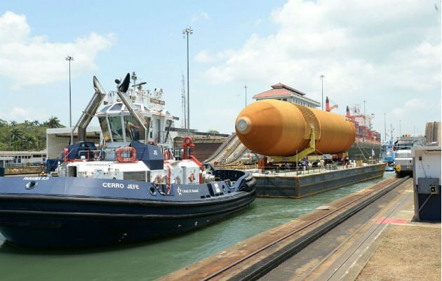 Tanque De Combustible De Transbordador De La NASA Cruza El Canal De