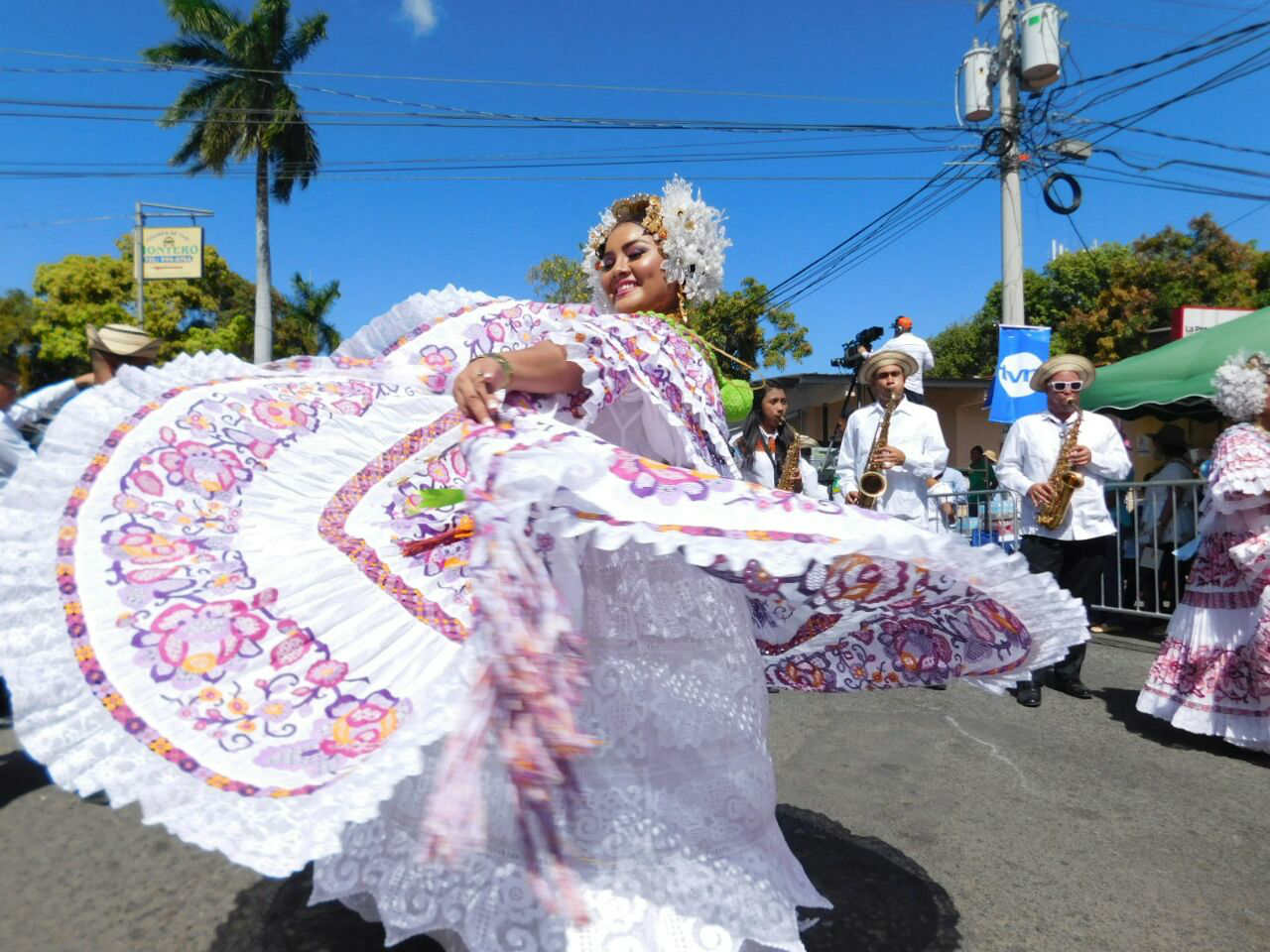 Elegancia y emociones reinaron en el Desfile de las Mil Polleras Panamá América