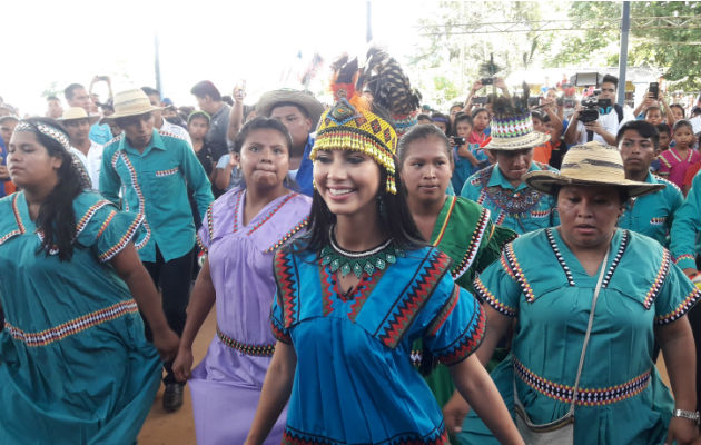 Rosa Iveth Participar De La Parada De Las Flores En Volc N Panam