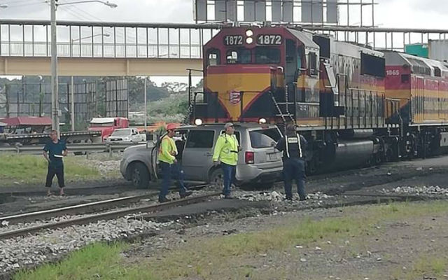 Tren Choca auto que se atravesó en la vía a la altura de los cuatro