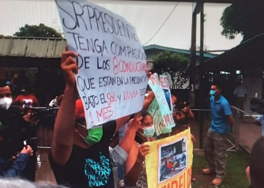 Familiares De Taxistas Verag Enses Encadenados Protestan En San