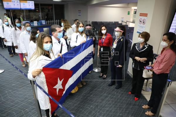 Panamá extiende permanencia de 122 médicos especialistas cubanos para