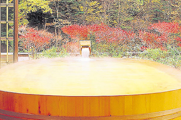 6.  Un detalle de la piscina de madera del hotel Nishiyama Onsen Keiunkan.