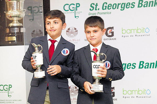 Pequeños maestros: Alfredo Maduro (dcha.) y Sebastián Paz Rodríguez  obtuvieron el primer y segundo lugar, respectivamente, en los 8 años. Por equipo, junto a Andrés Cuevas, igualmente festejaron el campeonato.