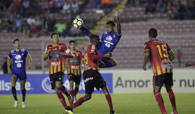 El Árabe Unido de Colón salió a batallar en el partido de vuelta de semifinales de la Liga Concacaf. /Foto EFE