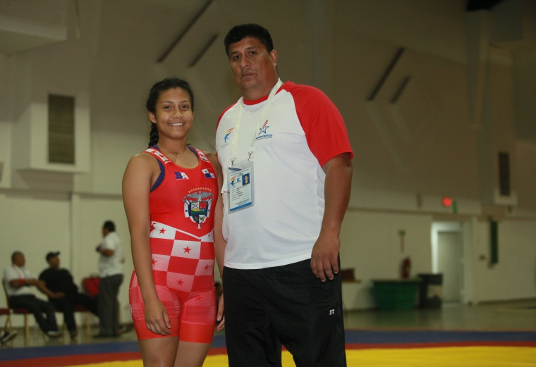 Karol, junto a su entrenador Edgar Iván Castillo.