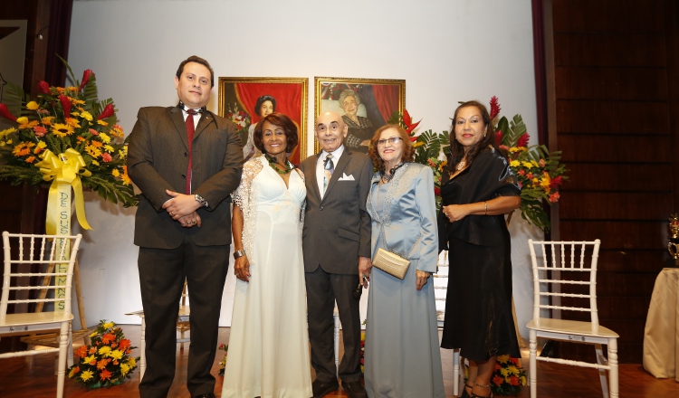 1.  Tomás Sánchez Jr., Perla Thompson, Miguel Moreno y Lolita Rivera. 