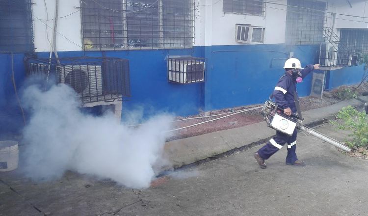 En la escuela José María Barranco hubo jornada de fumigación. Eric Montenegro