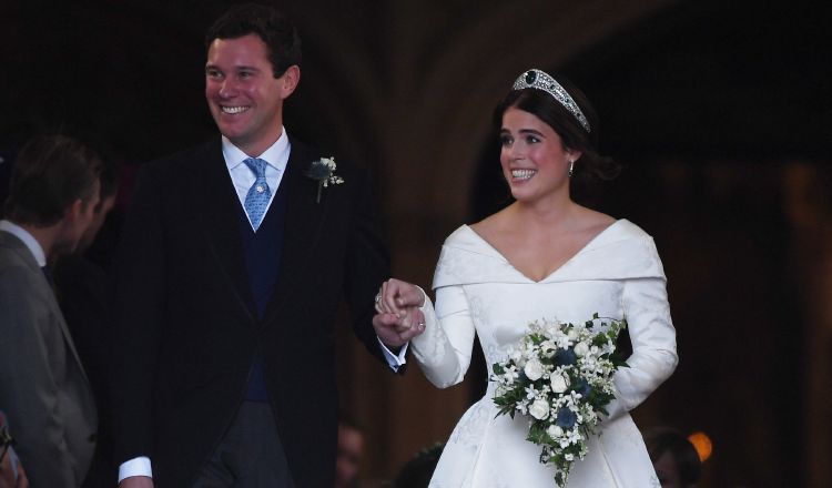 La princesa Eugenia y su esposo, Jack Brooksbank, abandonan la capilla de San Jorge en Windsor (Reino Unido).  EFE