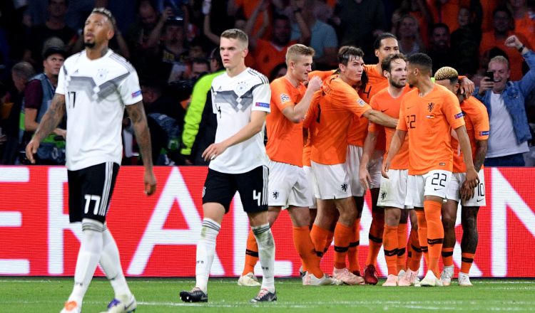 Jugadores de Holanda festejan y alemanes lamentan la derrota. /Foto AP 