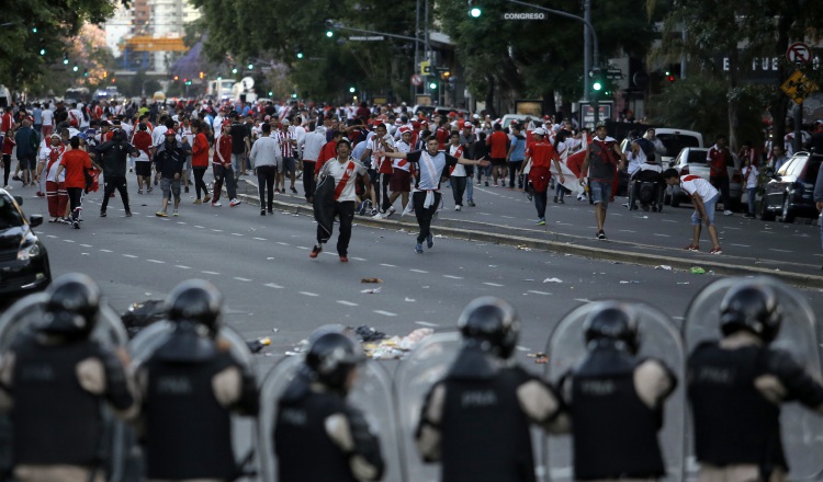 Aficionados de River Plate se enfrentan a la policía. /Foto AP