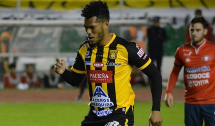 Rolando Blackburn celebra uno de sus goles en Bolivia. /Foto @clubstrongest