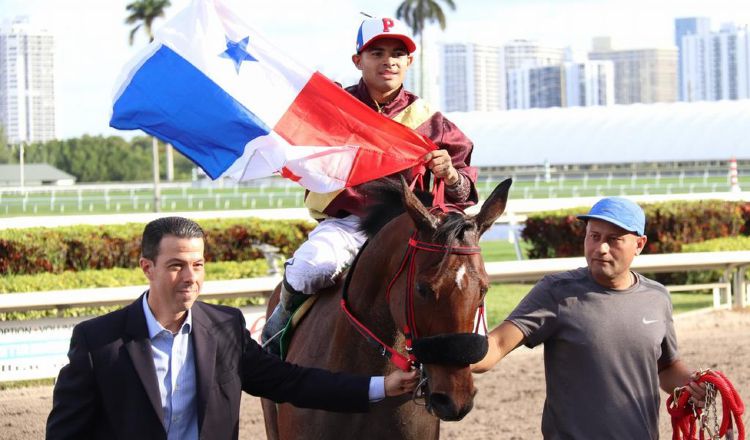 La yegua panameña  Brigantia y el jinete Luis Sáez celebran su victoria en Florida. /Foto @GulfstreamPark 