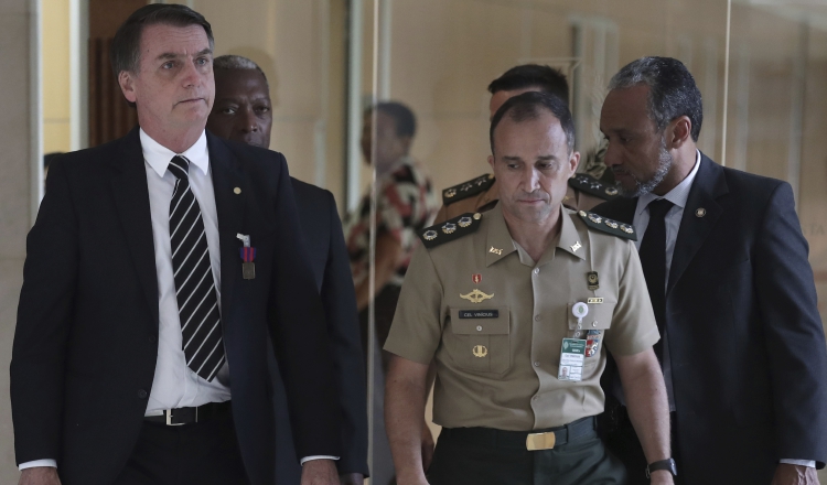 En contra del orden castrense, el capitán Bolsonaro tendrá bajo su mando a tres generales, un teniente coronel y un almirante. EFE