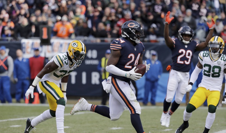 Jordan Howard (24) anota para los Osos. /Foto AP