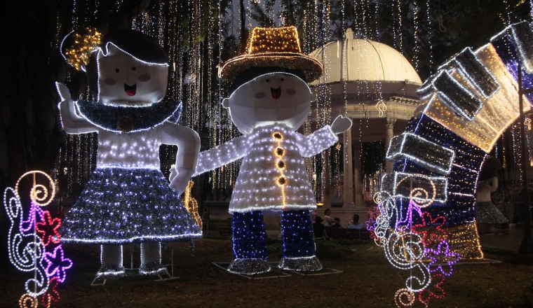 Figuras autóctonas al estilo navideño en el parque de Santa Ana. /Foto Víctor Arosemena