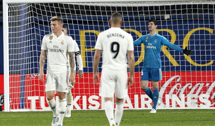 Los jugadores del Real Madrid lamentan el empate al minuto 82. /Foto AP