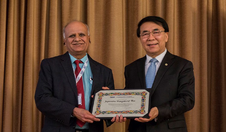 Dr. Jagannatha Rao recibiendo certificado de membresía. /Foto Cortesía