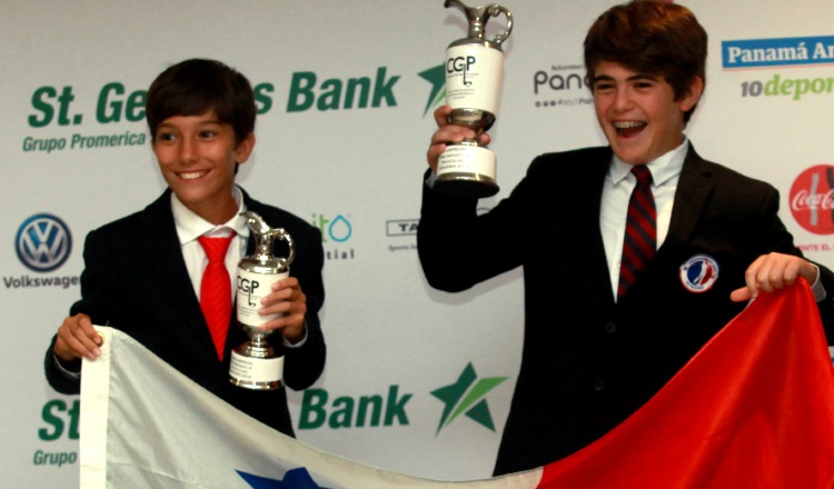 Samuel Durán (dcha.) conquistó el campeonato en los 11-12 años, mientras que Diego Álvarez fue subcampeón y registró la ronda más baja de todo el torneo, con 68 golpes. /Foto Anayansi Gamez