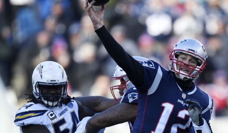 Tom Brady  (12) realiza un pase durante el partido entre los Patriots y Chargers de Los Ángeles. /Foto AP