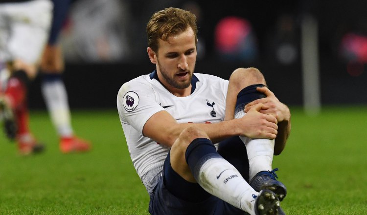 Harry Kane se queja de su lesión en el tobillo. /Foto EFE