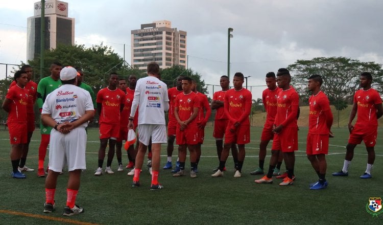 Gary Stempel conversa con los jugadores. @Fepafut