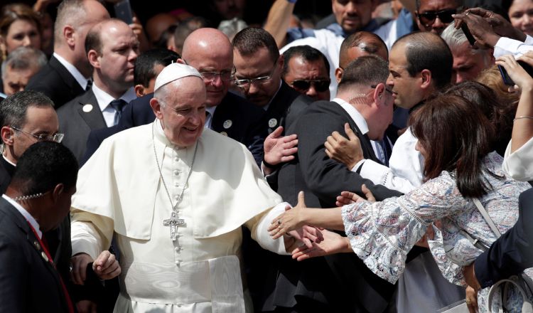 El carisma y la humildad del papa Francisco ha cautivado a panameños y extranjeros. EFE 