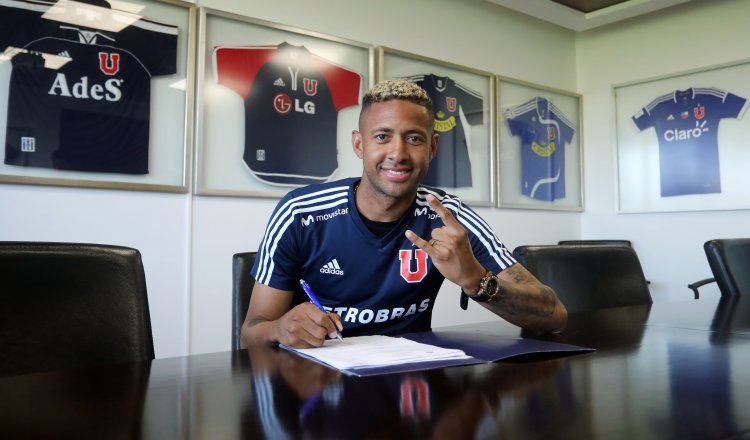 Gabriel Torres, durante la firma de su millonario contrato. Cortesía