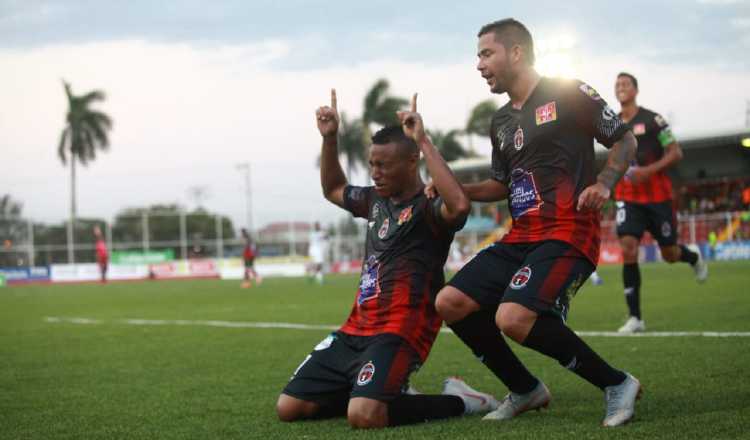 Yairo Yau y Richard Rodríguez (izq.), de Sporting, festejan. Anayansi Gamez