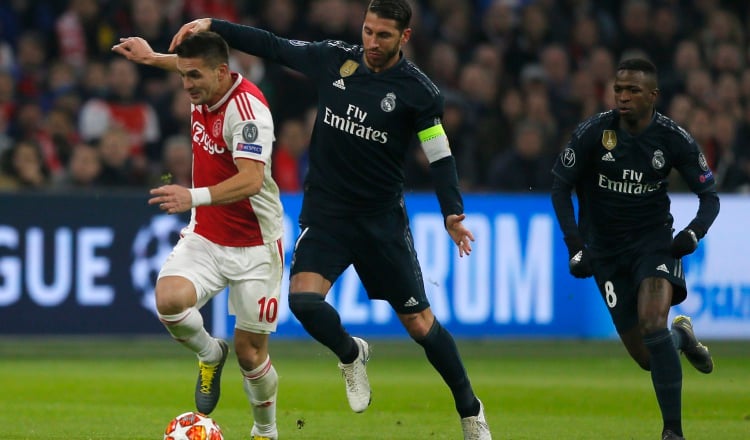 Dusan Tadic, del Ajax (izq.), es  marcado por Sergio Ramos. AP