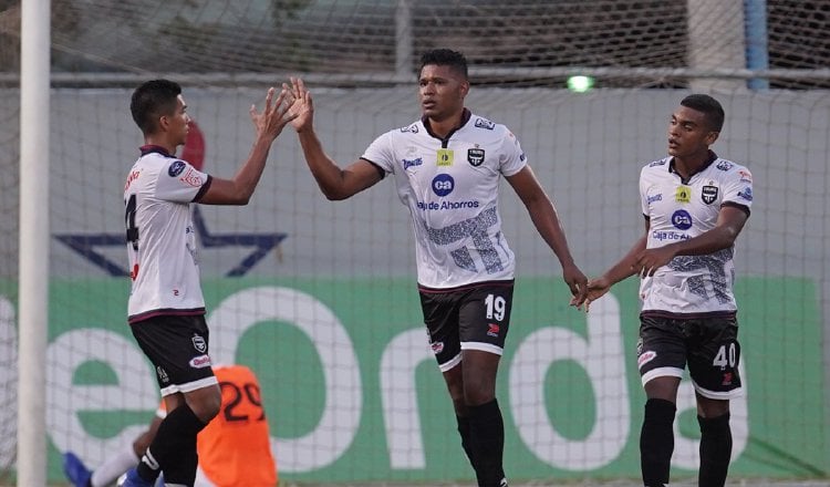 Jair Catuy (cent.)  del Tauro es felicitado por sus compañeros por haber anotado gol ante Santa Gema. /Foto @LPFpanama