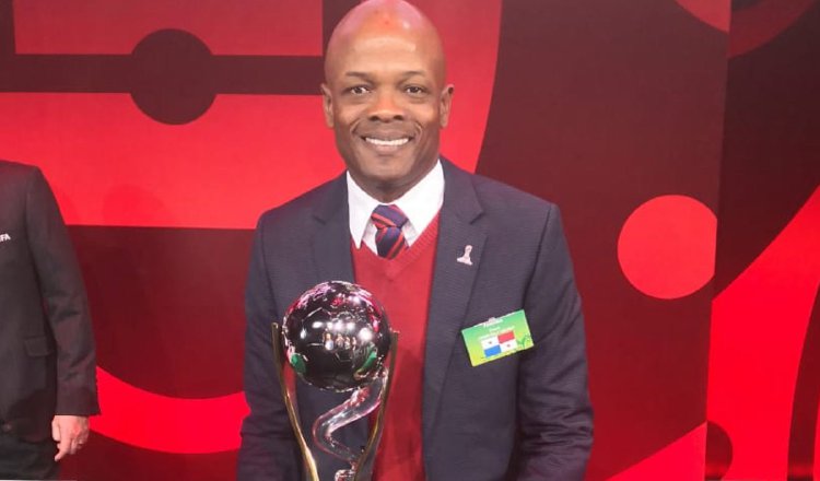 Jorge Dely Valdés, técnico del equipo, durante el sorteo de ayer. Fepafut