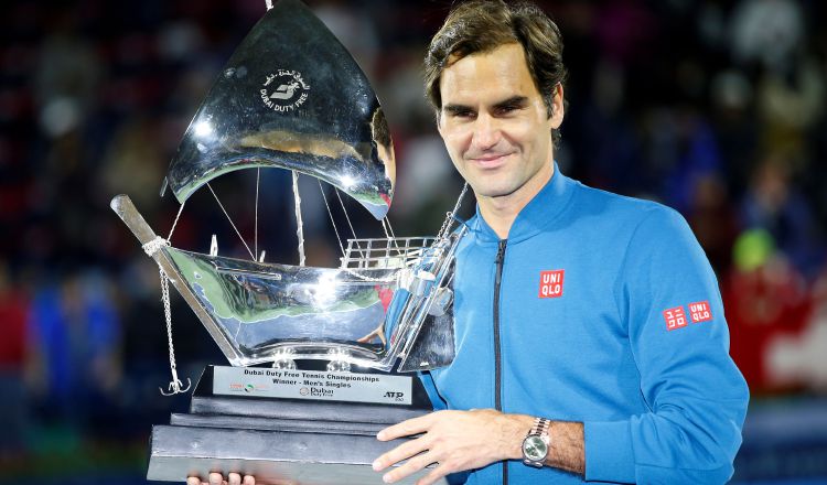 Roger Federer  posa con su trofeo tras triunfar. EFE