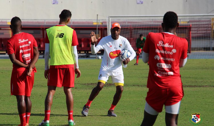 Julio César Dely Valdés (cent.) entrena en el estadio Rommel Fernández con jugadores de la LPF. @Fepafut