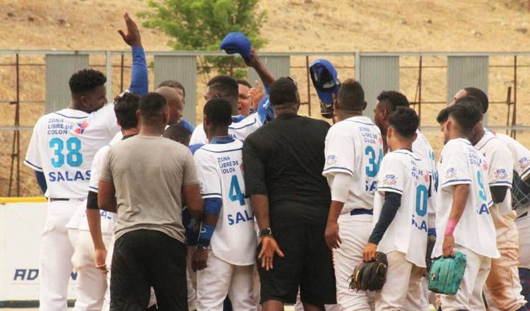 El equipo de Colón celebra su victoria sobre Coclé. Fedebeis