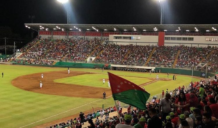 Partido de béisbol en el Kenny Serracín. Foto Fedebeis