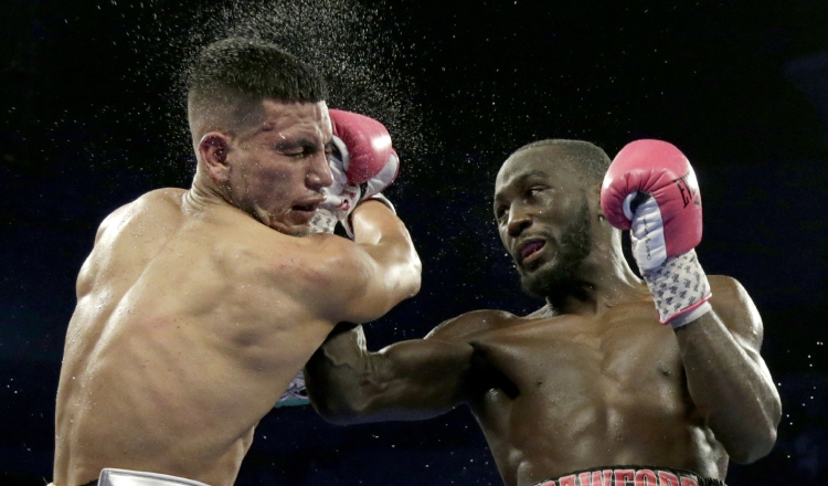 Terence Crawford (derecha) castiga a José Benavídez Jr. AP