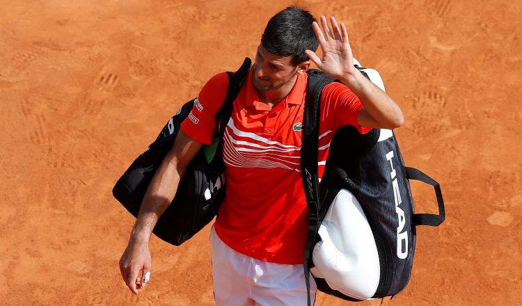 Novak Djokovic  cedió el primer parcial tras entregar en dos ocasiones su saque. EFE