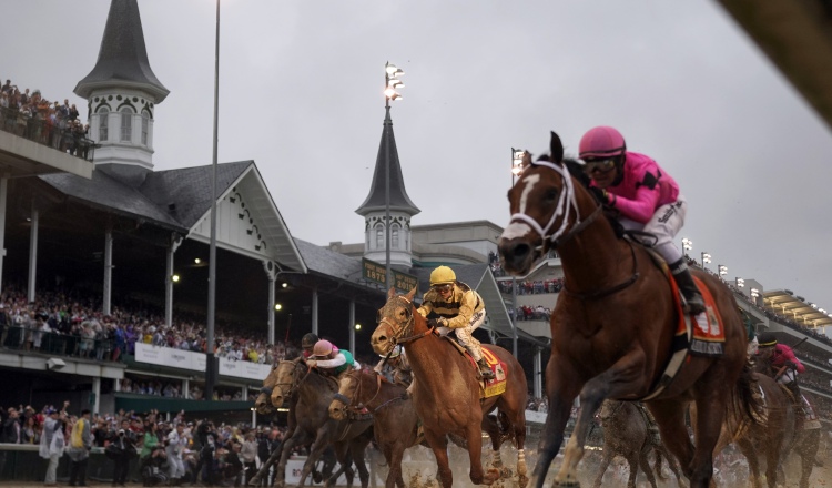 Luis Sáez sobre Maximum Security durante el Kentucky Derby.