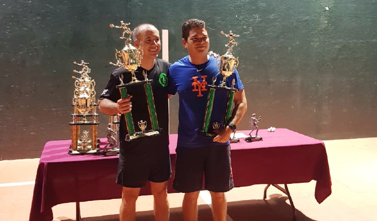 Los ganadores de la categoría  B posan con su trofeo. Cortesía