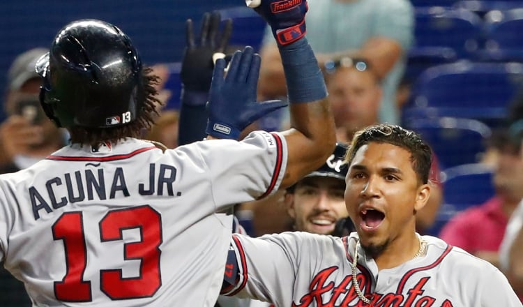 Camargo (der.) felicita a Acuña por su jonrón.  Foto: AP