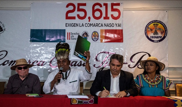 Rey naso entregó firmas al defensor del pueblo.  Cortesía