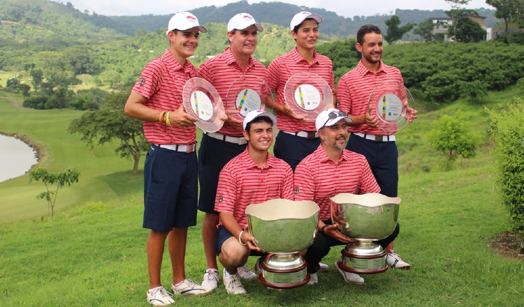 Los ticos con su trofeo.