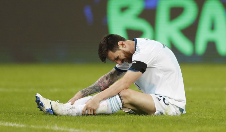 Lionel Messi transformó el penal para Argentina, pero al margen de ello no pudo hacer mucho ante Paraguay anoche. AP