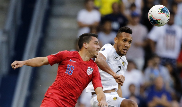 Daniel Lovitz (rojo) disputa el balón con el panameño Francisco Palacios. AP