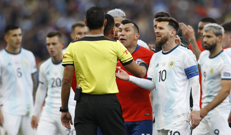 El árbitro paraguayo Mario Díaz de Vivar expulsó a Leo Messi y a Gary Medel. AP 