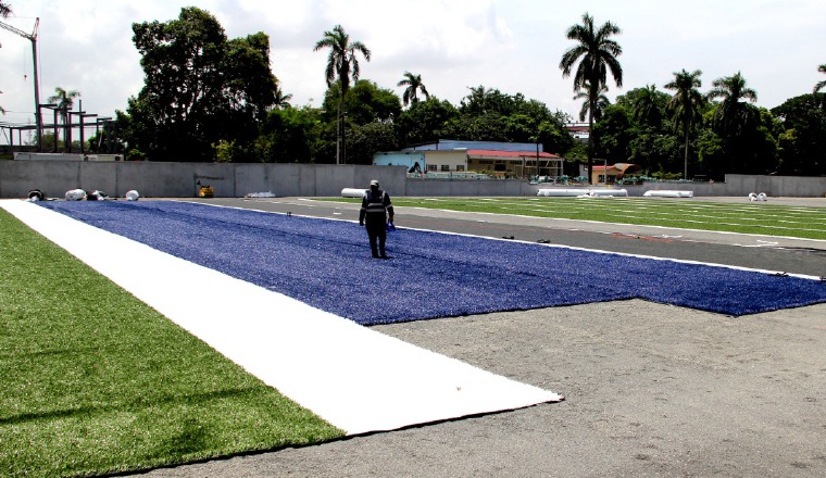 Momento en el que instalaban el césped sintético del estadio. Foto Pandeportes